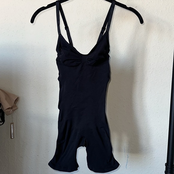 Skims sz L Seamless Sculpt Mid-Thigh Bodysuit Onyx black New without box shorts - Picture 9 of 11